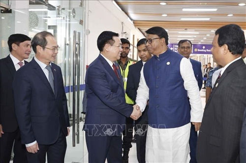 Chủ tịch Quốc hội Vương Đình Huệ đến Dhaka, bắt đầu thăm chính thức Cộng hòa Nhân dân Bangladesh